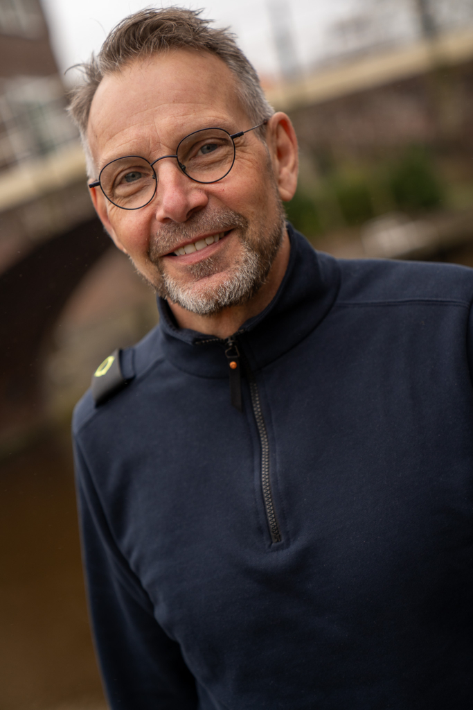 man van middelbare leeftijd kijkt blij met een navy halfzip sweater lange mouw van Ma-Strum te koop in provincie Groningen. Exlusieve herenmode, herenjeans Winsum