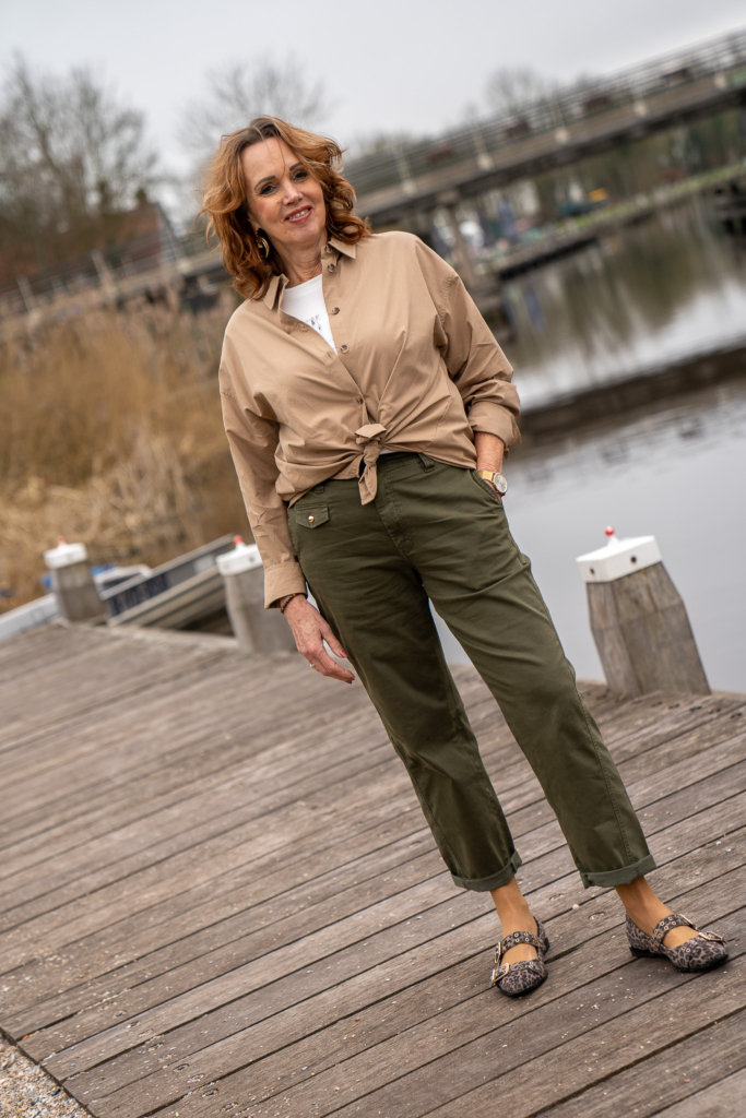 dame bij water in Winsum, donkergroen cargo broek met gouden knopen van Mos Mosh, camelkleur oversized blouse