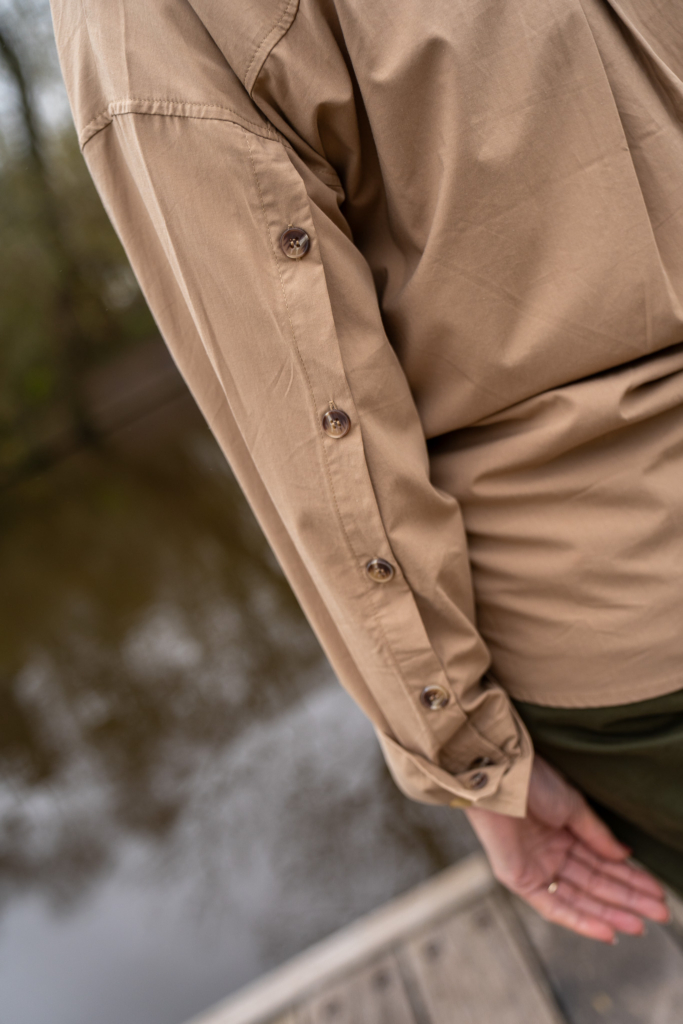 knopen over gehele achterkant mouw lichtbruine dames blouse 100% katoen. Effen.