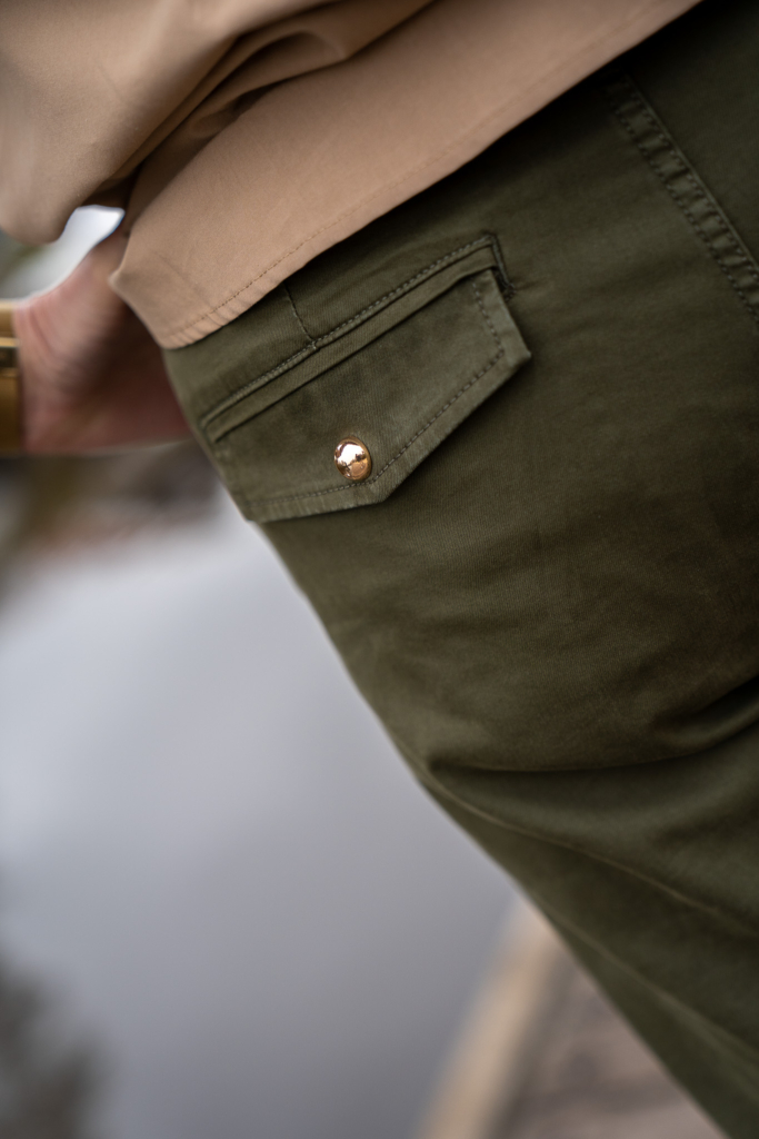 detailfoto van achterzak groene cargo broek 7/8 van Mos Mosh, natuurlijk materiaal, duurzame mode Winsum