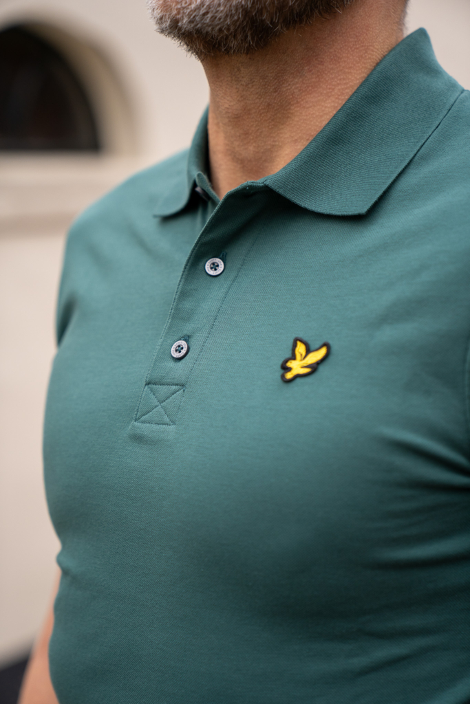 logo kleine gele adelaar van Lyle & Scott op groene polo korte mouw in Winsum Groningen