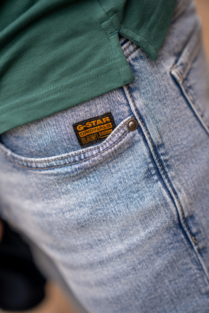 logo op herenspijkerbroek G-STAR model MOSA straight met groene polo Lyle & Scott