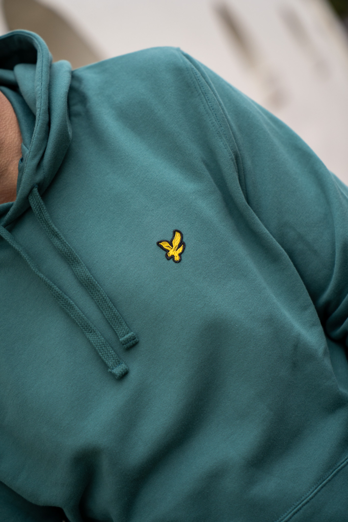 close up van logo Lyle & Scott sweater in pinegreen, capuchon met touwtjes, adelaar logo, stoere casual kleding jongens Winsum