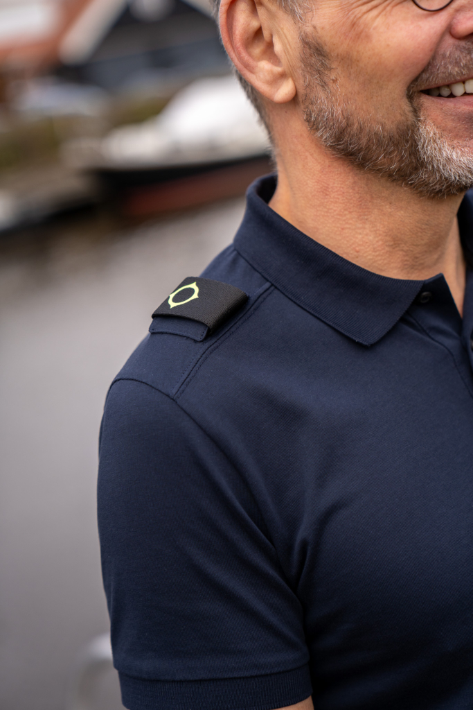 Ma-Strum polo in navy, afneembare schouderpatch met het populaire logo, slimfit polo korte mouw