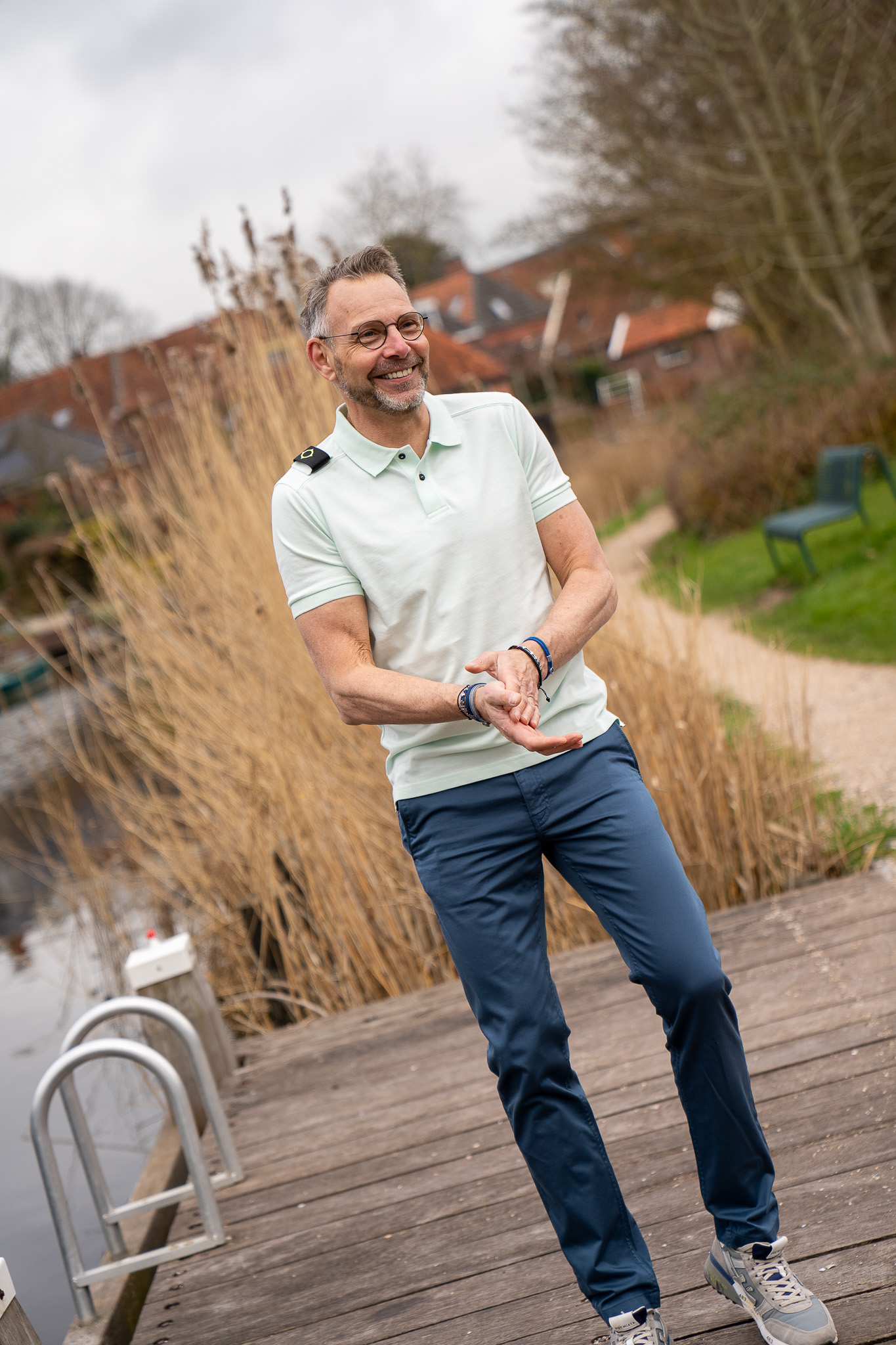 man bij Winsumerdiep in handen wrijvend met mintgroene polo korte mouw van Ma-Strum. Stoere look voor mannen, herenmode in provincie Groningen