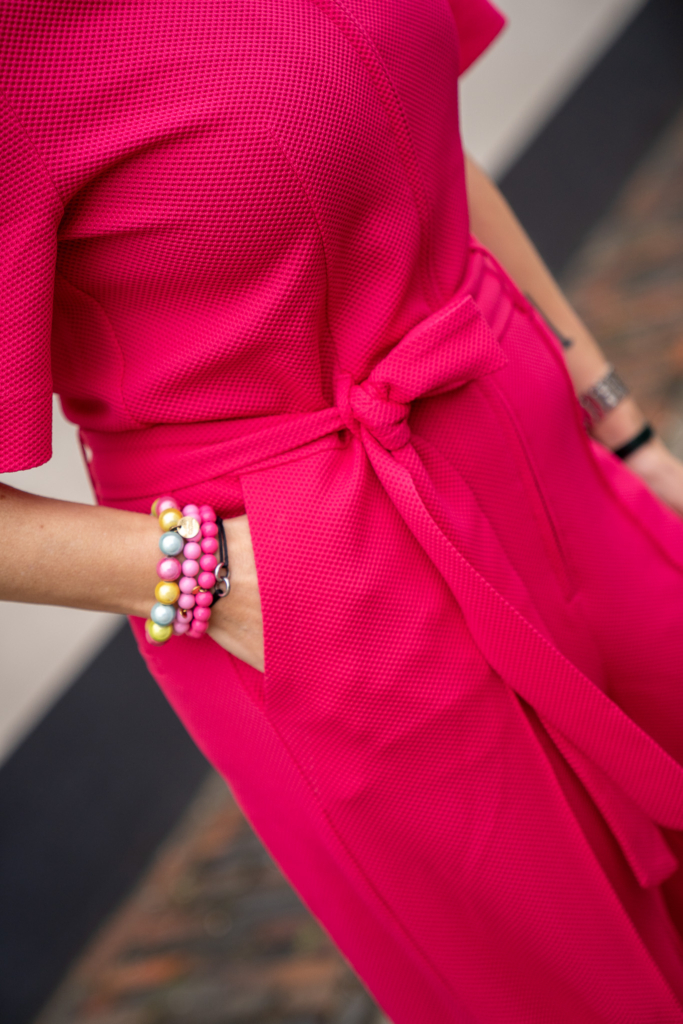 rose jumpsuit pom met ceintuur in zelfde kleur, stof heeft een fijn wafelstructuur