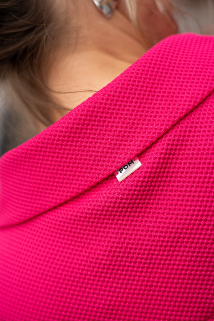 achterkant boord met klein logo van POM amsterdam op de rose jumpsuit korte mouw