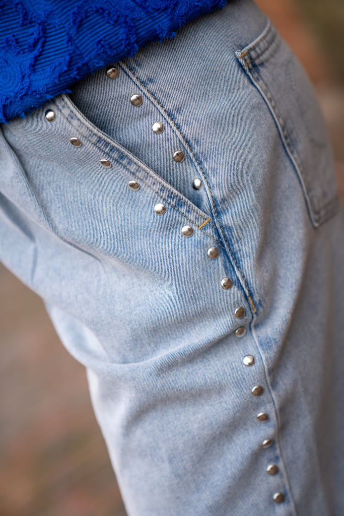 lichte spijkerbroek wijd model van POM met studs verkrijgbaar in Winsum