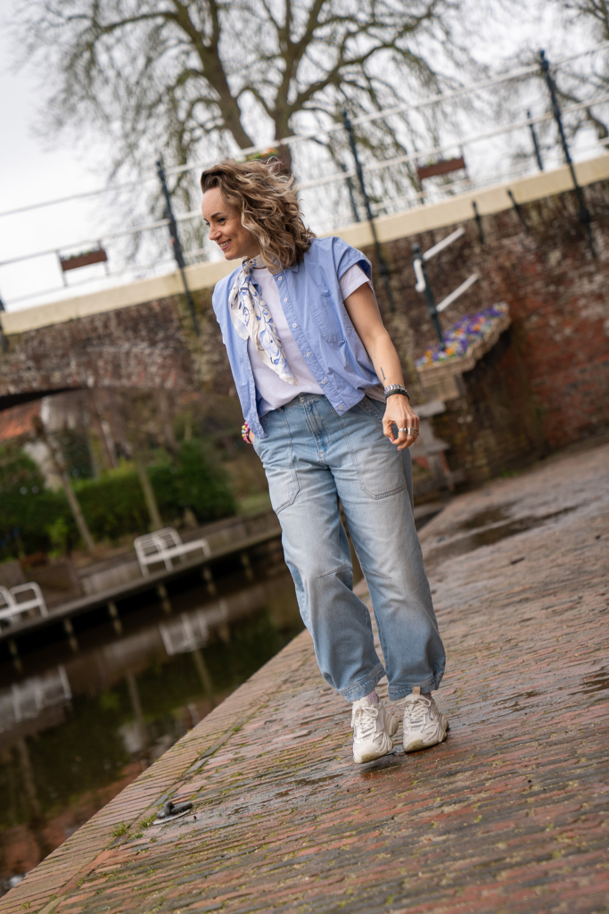 duurzame jeans van kuyichi barrelfit lichte zomerkleur
