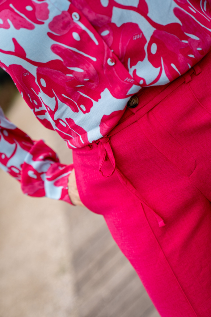detailfoto van POM Amsterdam blouse lichtblauw met rose en rose pantalon